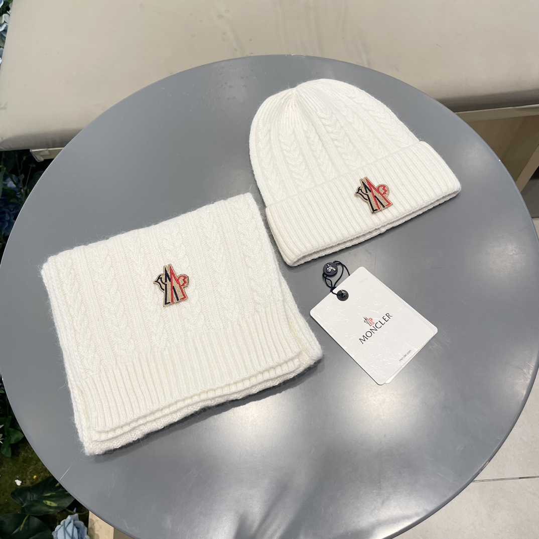 moncler【两件套-羊毛套装帽子】经典套装帽子！帽子➕围巾！暖暖哒超级舒服～冬日小姐姐减龄神器哦～这个冬天你就差这么