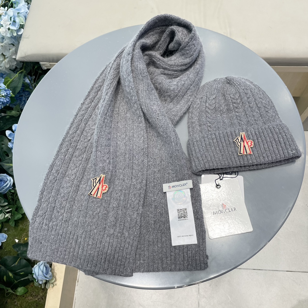 moncler【两件套-羊毛套装帽子】经典套装帽子！帽子➕围巾！暖暖哒超级舒服～冬日小姐姐减龄神器哦～这个冬天你就差这么