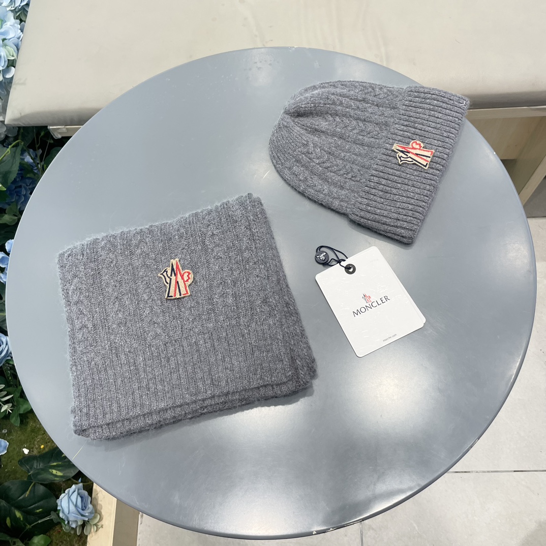 moncler【两件套-羊毛套装帽子】经典套装帽子！帽子➕围巾！暖暖哒超级舒服～冬日小姐姐减龄神器哦～这个冬天你就差这么