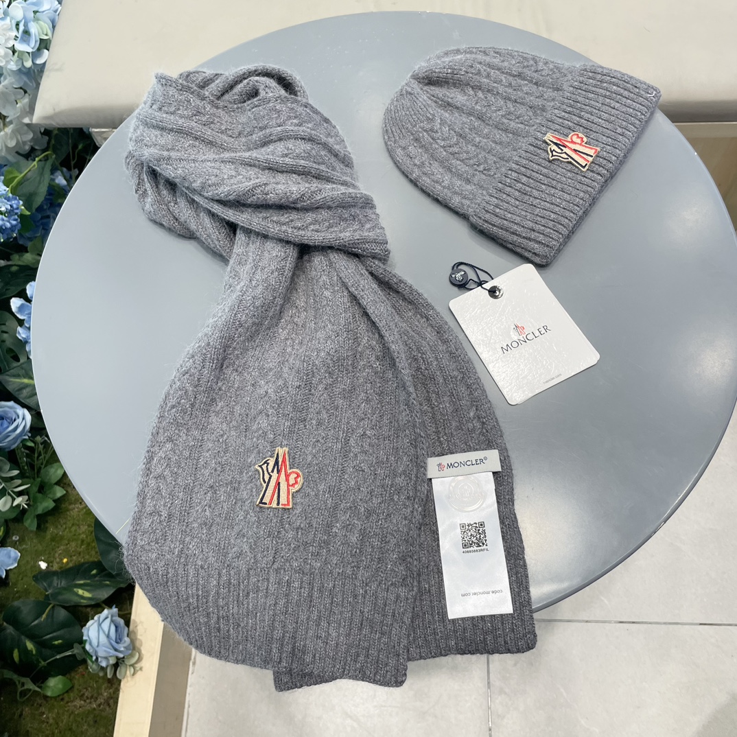 moncler【两件套-羊毛套装帽子】经典套装帽子！帽子➕围巾！暖暖哒超级舒服～冬日小姐姐减龄神器哦～这个冬天你就差这么