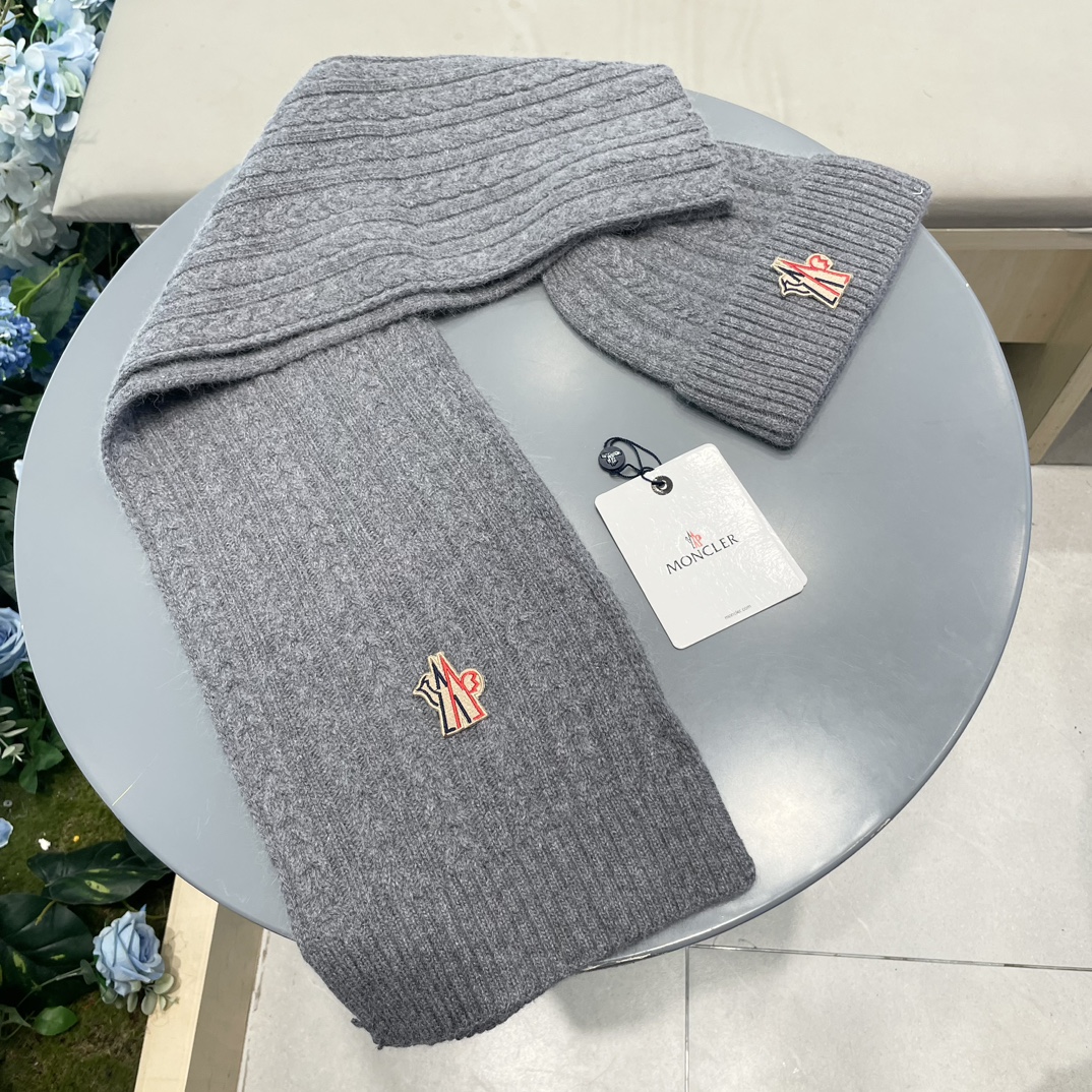 moncler【两件套-羊毛套装帽子】经典套装帽子！帽子➕围巾！暖暖哒超级舒服～冬日小姐姐减龄神器哦～这个冬天你就差这么