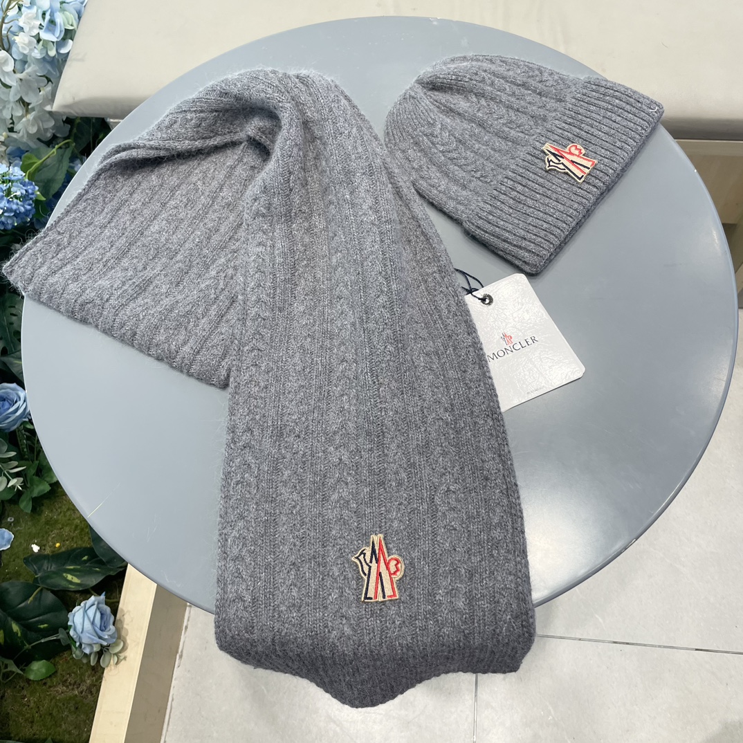 moncler【两件套-羊毛套装帽子】经典套装帽子！帽子➕围巾！暖暖哒超级舒服～冬日小姐姐减龄神器哦～这个冬天你就差这么