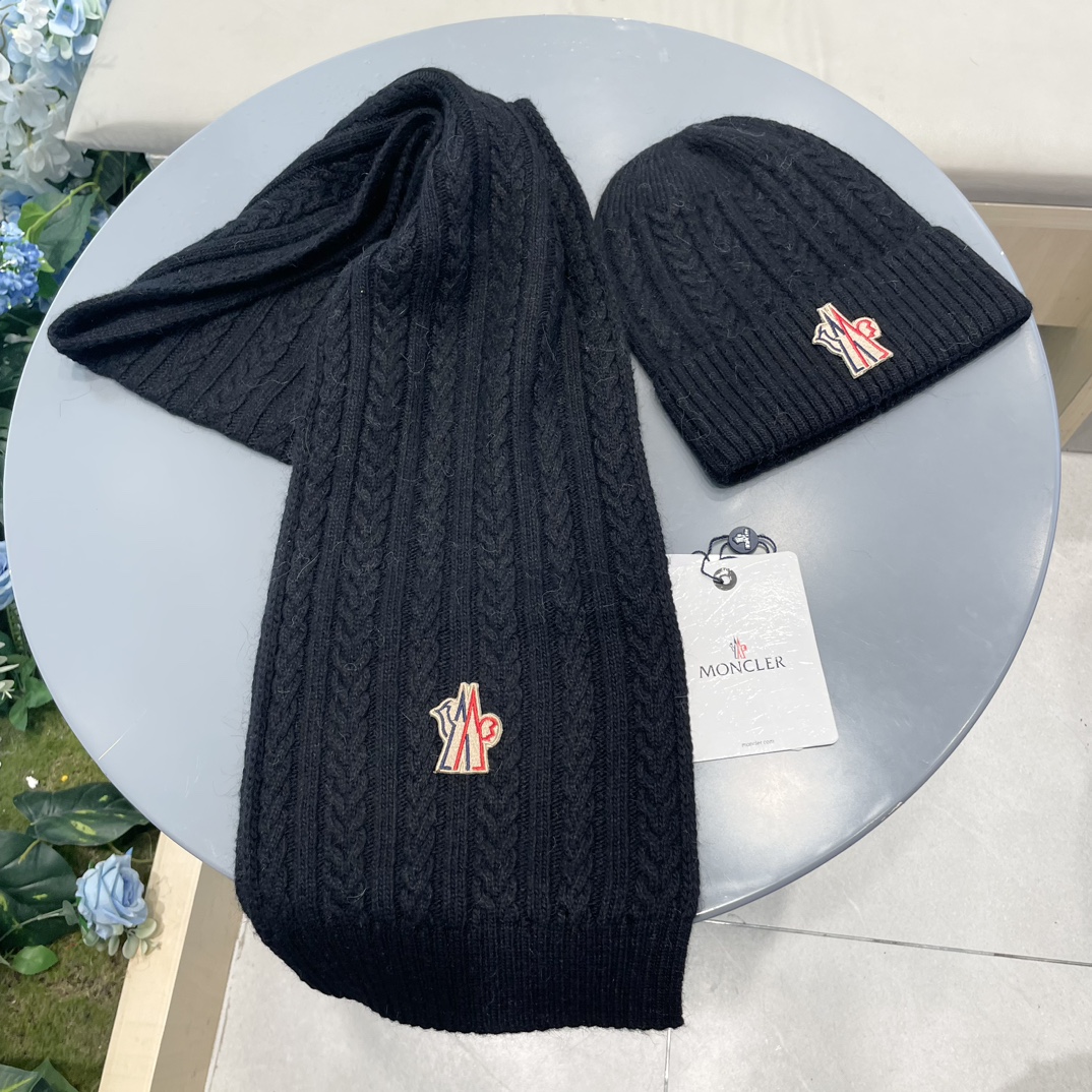moncler【两件套-羊毛套装帽子】经典套装帽子！帽子➕围巾！暖暖哒超级舒服～冬日小姐姐减龄神器哦～这个冬天你就差这么