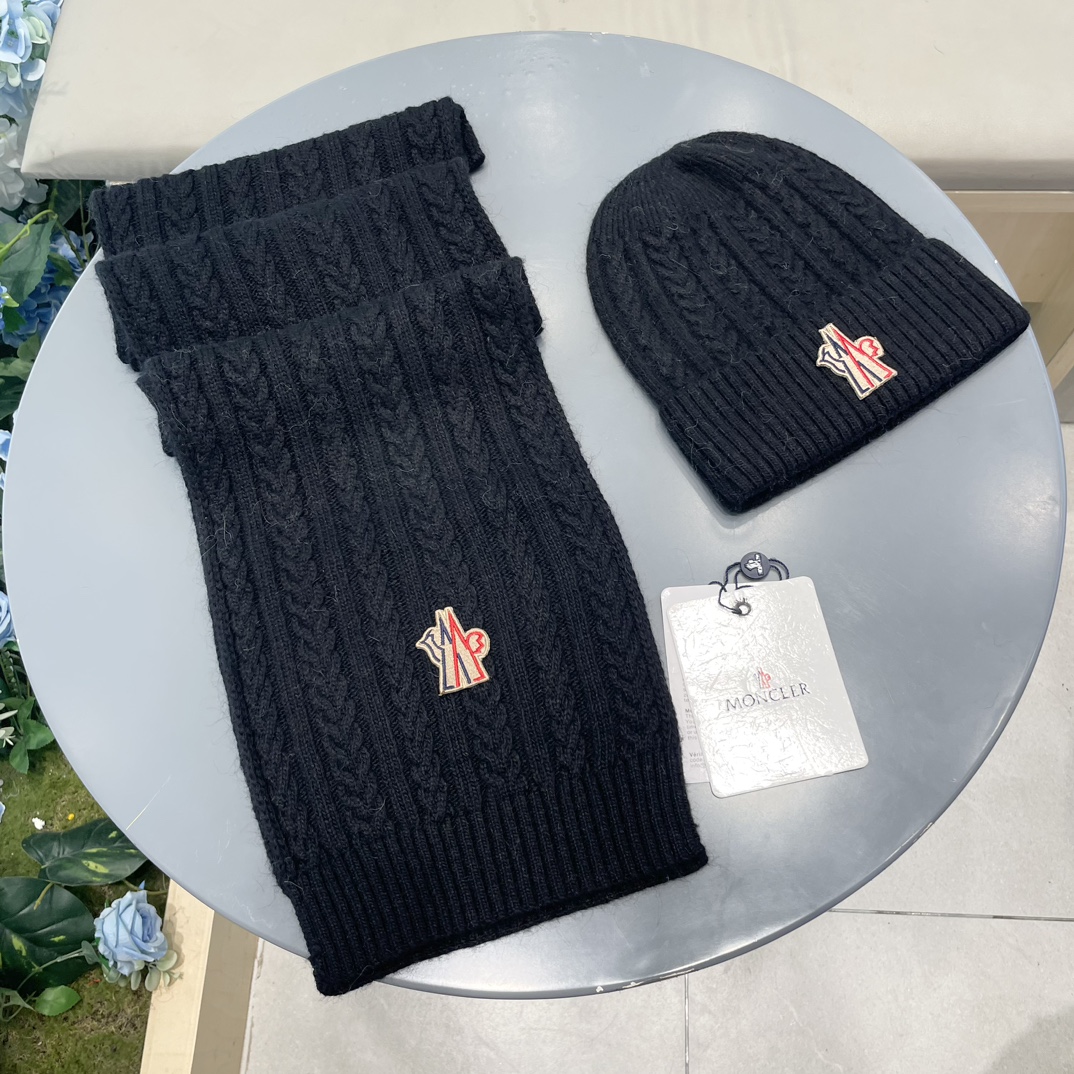 moncler【两件套-羊毛套装帽子】经典套装帽子！帽子➕围巾！暖暖哒超级舒服～冬日小姐姐减龄神器哦～这个冬天你就差这么