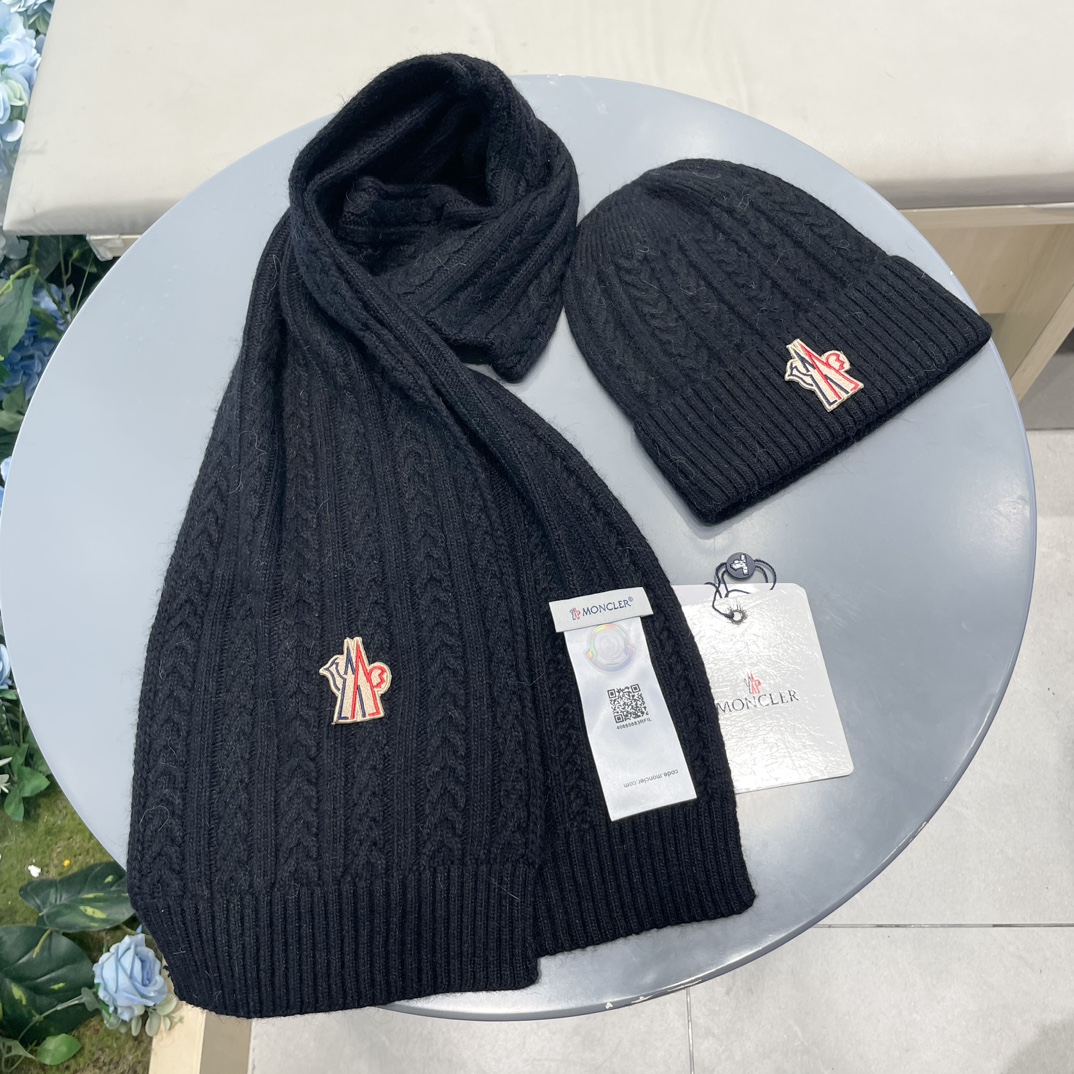 moncler【两件套-羊毛套装帽子】经典套装帽子！帽子➕围巾！暖暖哒超级舒服～冬日小姐姐减龄神器哦～这个冬天你就差这么