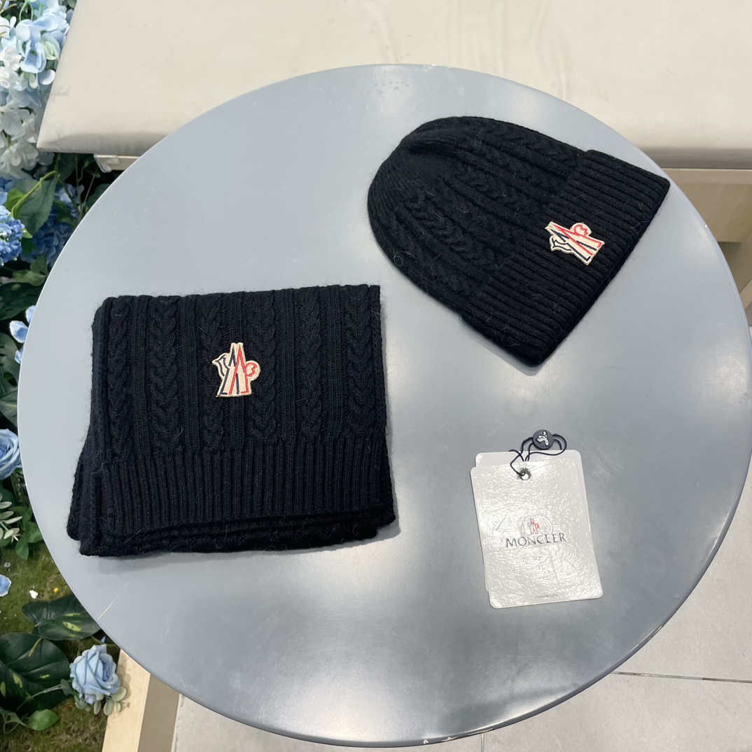 moncler【两件套-羊毛套装帽子】经典套装帽子！帽子➕围巾！暖暖哒超级舒服～冬日小姐姐减龄神器哦～这个冬天你就差这么