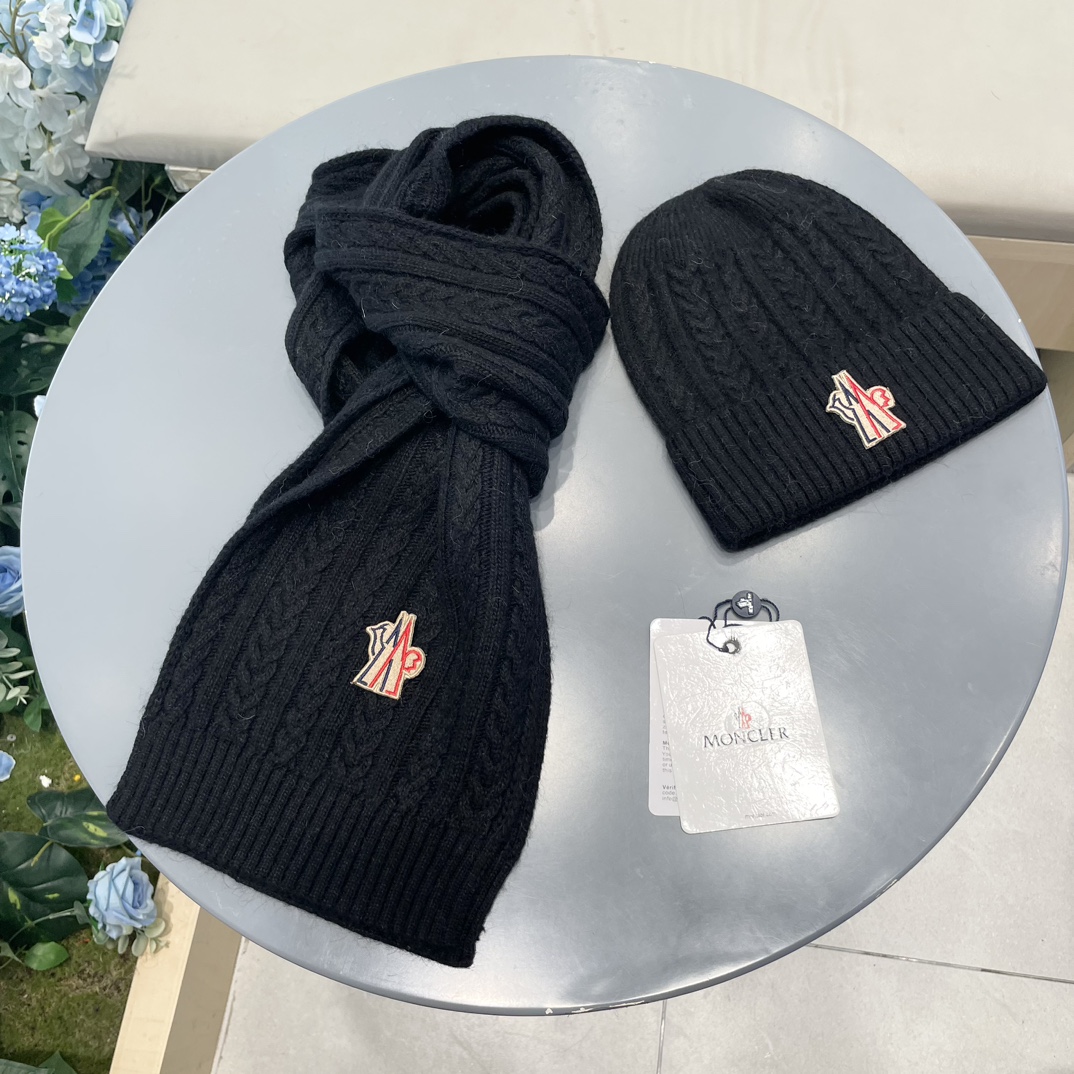 moncler【两件套-羊毛套装帽子】经典套装帽子！帽子➕围巾！暖暖哒超级舒服～冬日小姐姐减龄神器哦～这个冬天你就差这么