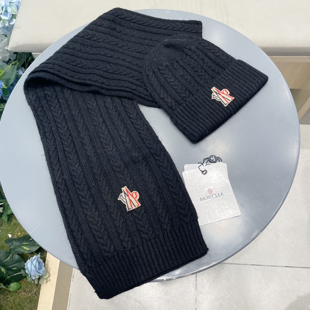moncler【两件套-羊毛套装帽子】经典套装帽子！帽子➕围巾！暖暖哒超级舒服～冬日小姐姐减龄神器哦～这个冬天你就差这么