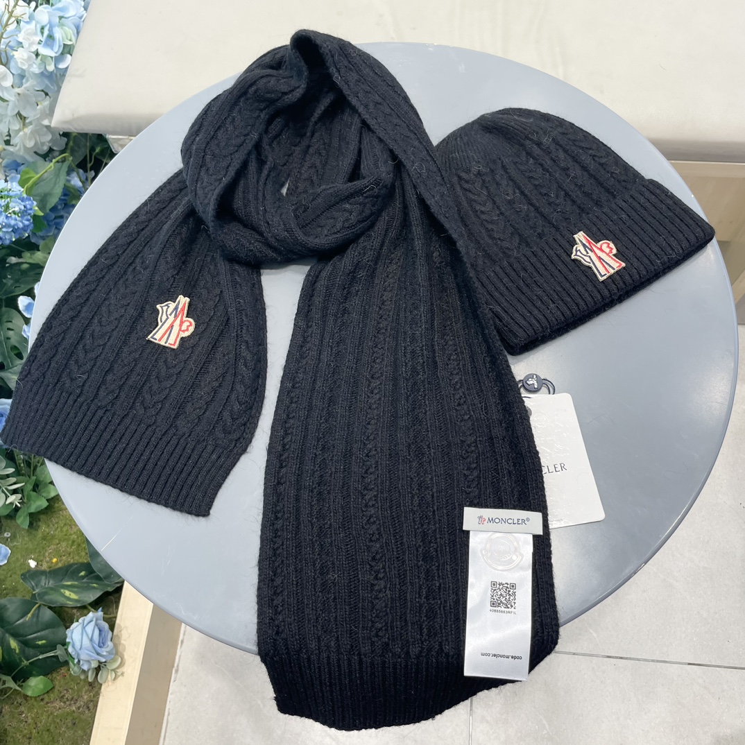 moncler【两件套-羊毛套装帽子】经典套装帽子！帽子➕围巾！暖暖哒超级舒服～冬日小姐姐减龄神器哦～这个冬天你就差这么