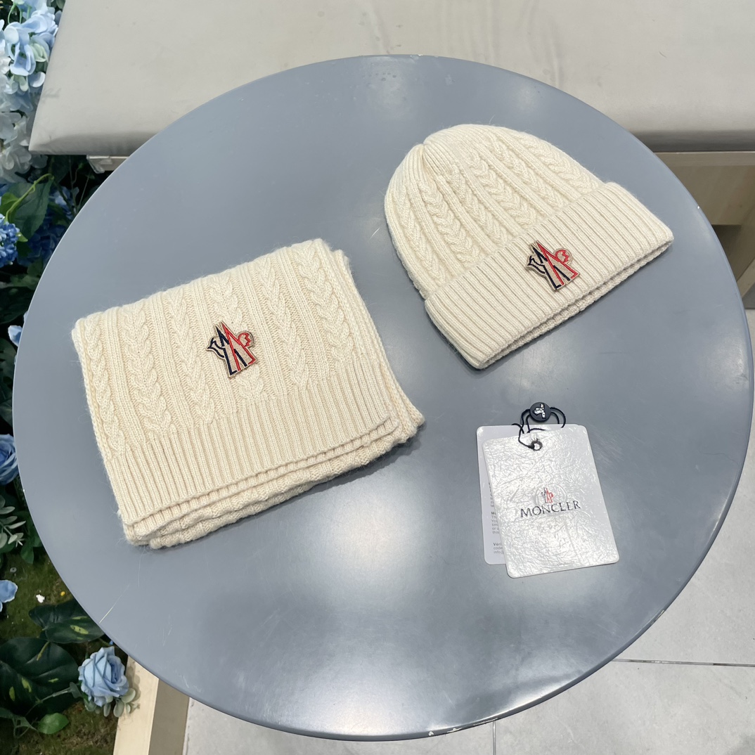 moncler【两件套-羊毛套装帽子】经典套装帽子！帽子➕围巾！暖暖哒超级舒服～冬日小姐姐减龄神器哦～这个冬天你就差这么
