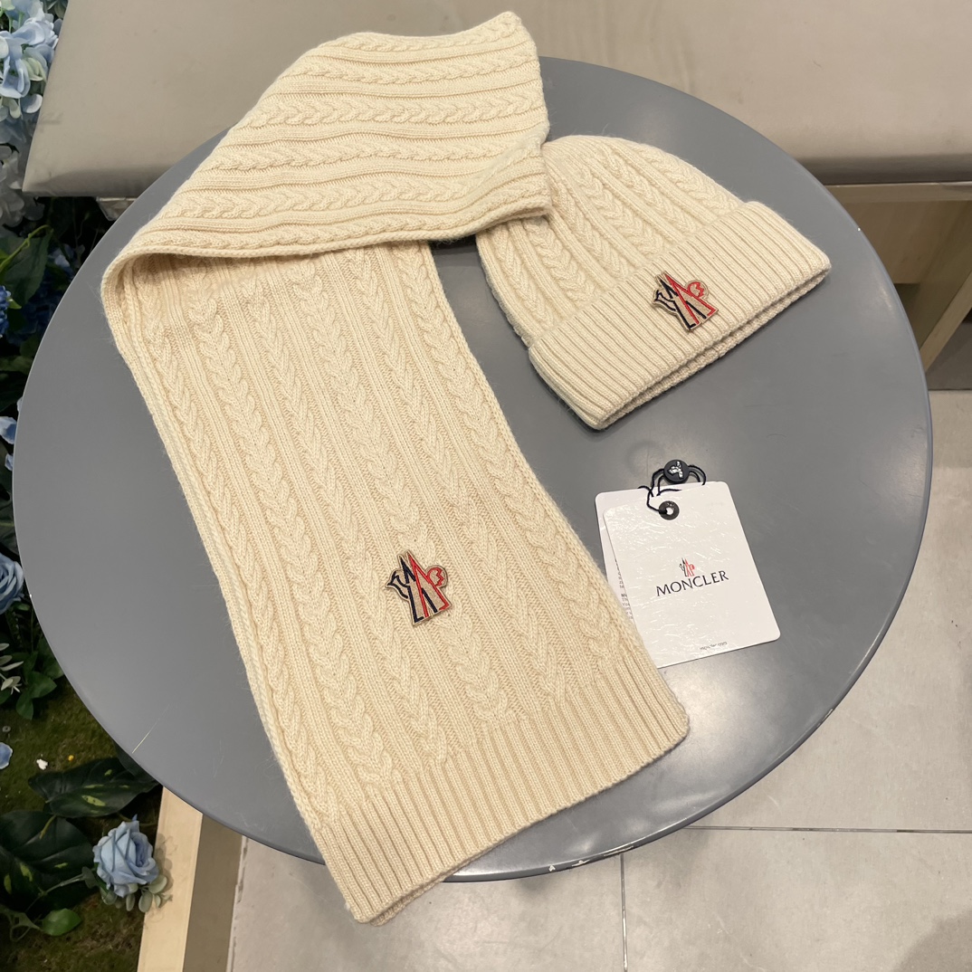 moncler【两件套-羊毛套装帽子】经典套装帽子！帽子➕围巾！暖暖哒超级舒服～冬日小姐姐减龄神器哦～这个冬天你就差这么