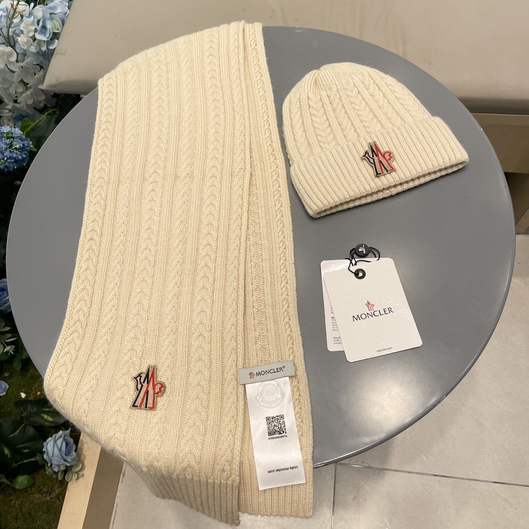 moncler【两件套-羊毛套装帽子】经典套装帽子！帽子➕围巾！暖暖哒超级舒服～冬日小姐姐减龄神器哦～这个冬天你就差这么