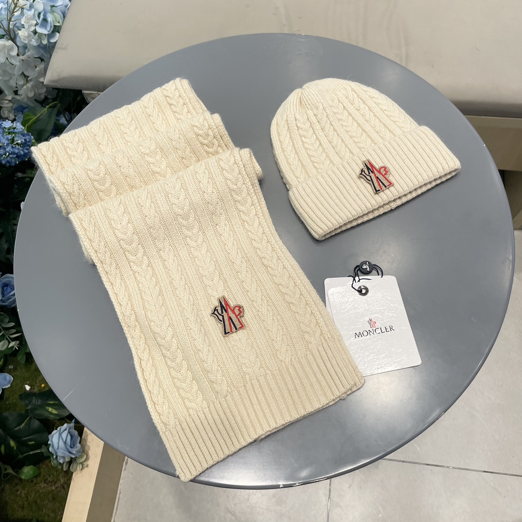 moncler【两件套-羊毛套装帽子】经典套装帽子！帽子➕围巾！暖暖哒超级舒服～冬日小姐姐减龄神器哦～这个冬天你就差这么
