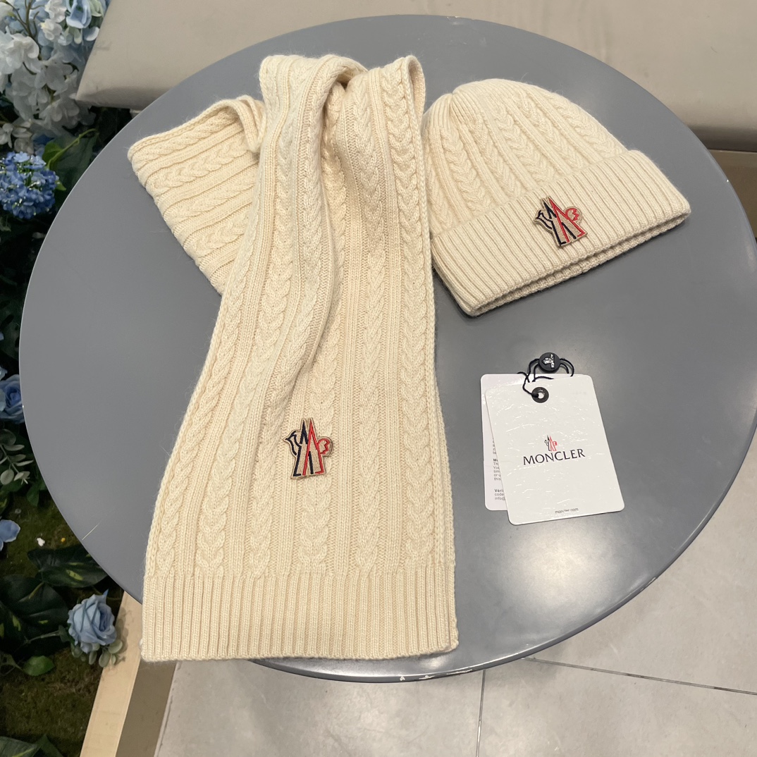 moncler【两件套-羊毛套装帽子】经典套装帽子！帽子➕围巾！暖暖哒超级舒服～冬日小姐姐减龄神器哦～这个冬天你就差这么