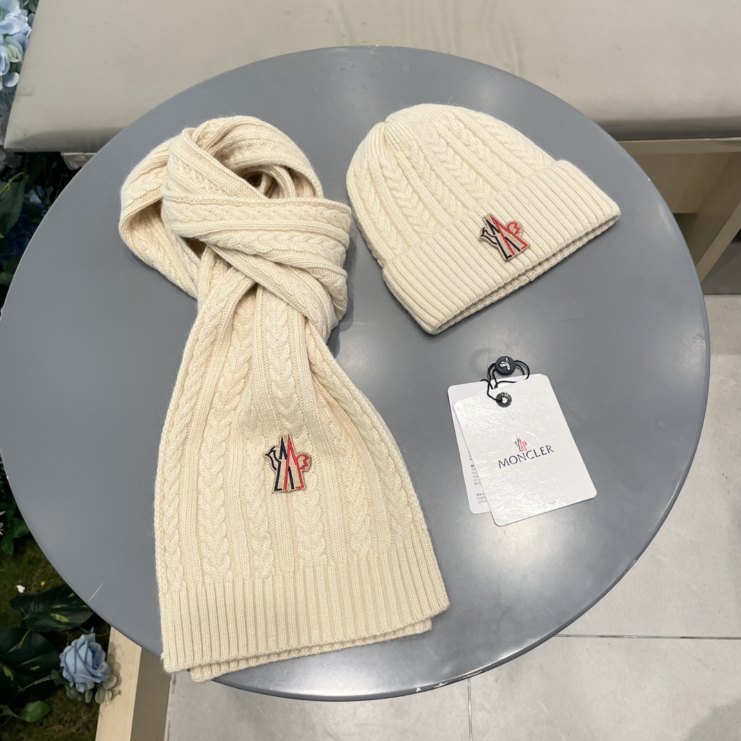 moncler【两件套-羊毛套装帽子】经典套装帽子！帽子➕围巾！暖暖哒超级舒服～冬日小姐姐减龄神器哦～这个冬天你就差这么
