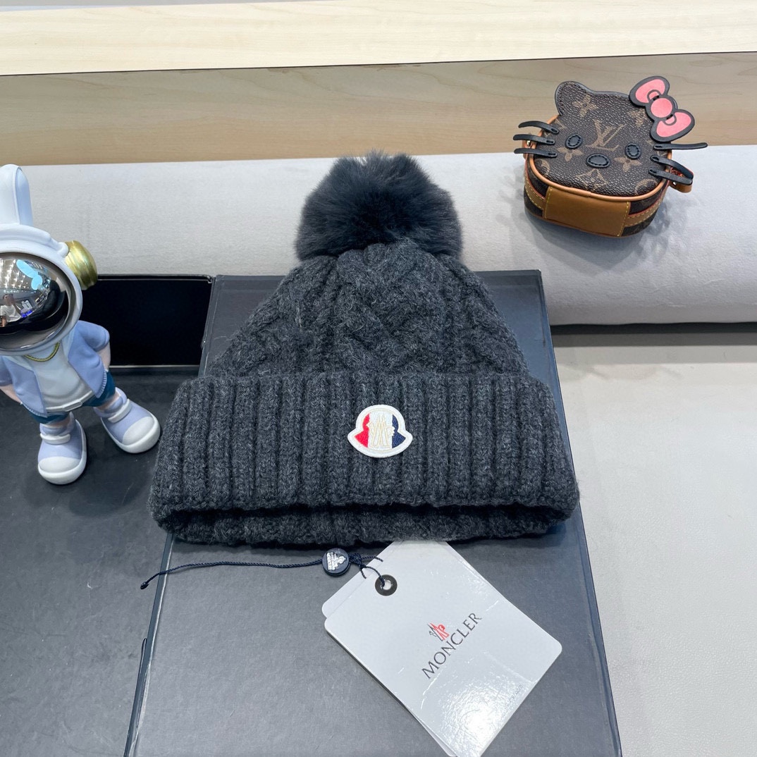 NO:689943,[MONCLER Mouth Mouth] Early autumn knitted woolen hat, with fur ball plush material, very versatile hat, fisherman hat, baseball cap, knitted hat, hat, Moncler, espadrilles, hats19860909【MONCLER蒙口】早秋针织毛线帽,配毛毛球毛绒材质,非常百搭帽子渔夫帽棒球帽针织帽,帽子,Moncler,espadrilles,hats,hat