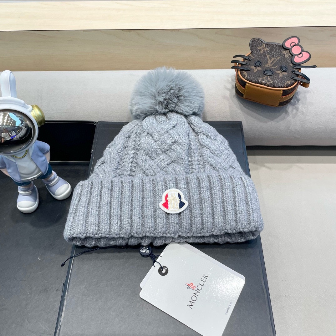 NO:689947,[MONCLER Mouth Mouth] Early autumn knitted woolen hat, with fur ball plush material, very versatile hat, fisherman hat, baseball cap, knitted hat, hat, Moncler, espadrilles, hats19860909【MONCLER蒙口】早秋针织毛线帽,配毛毛球毛绒材质,非常百搭帽子渔夫帽棒球帽针织帽,帽子,Moncler,espadrilles,hats,hat