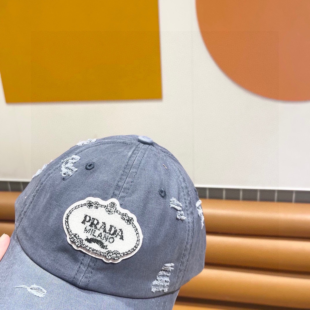  普拉达Prada 经典三角标棒球帽🧢万能必留款 戴一万年都好看 日常刚需 颜色完美 帽型正点 简直谁戴