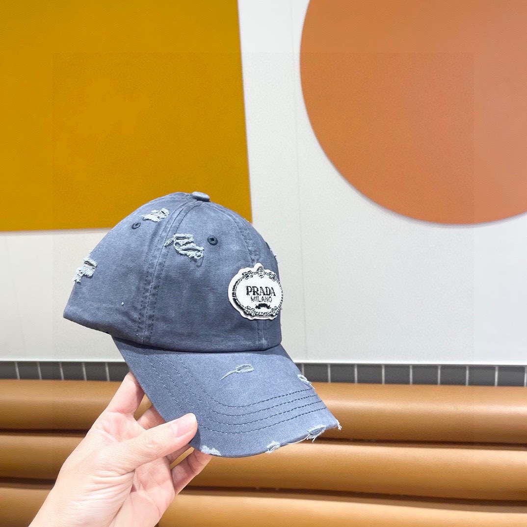  普拉达Prada 经典三角标棒球帽🧢万能必留款 戴一万年都好看 日常刚需 颜色完美 帽型正点 简直谁戴