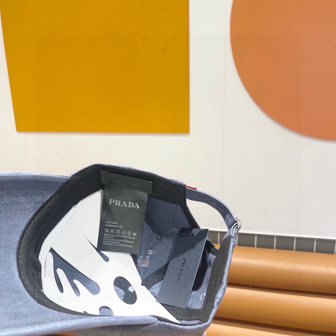  普拉达Prada 经典三角标棒球帽🧢万能必留款 戴一万年都好看 日常刚需 颜色完美 帽型正点 简直谁戴