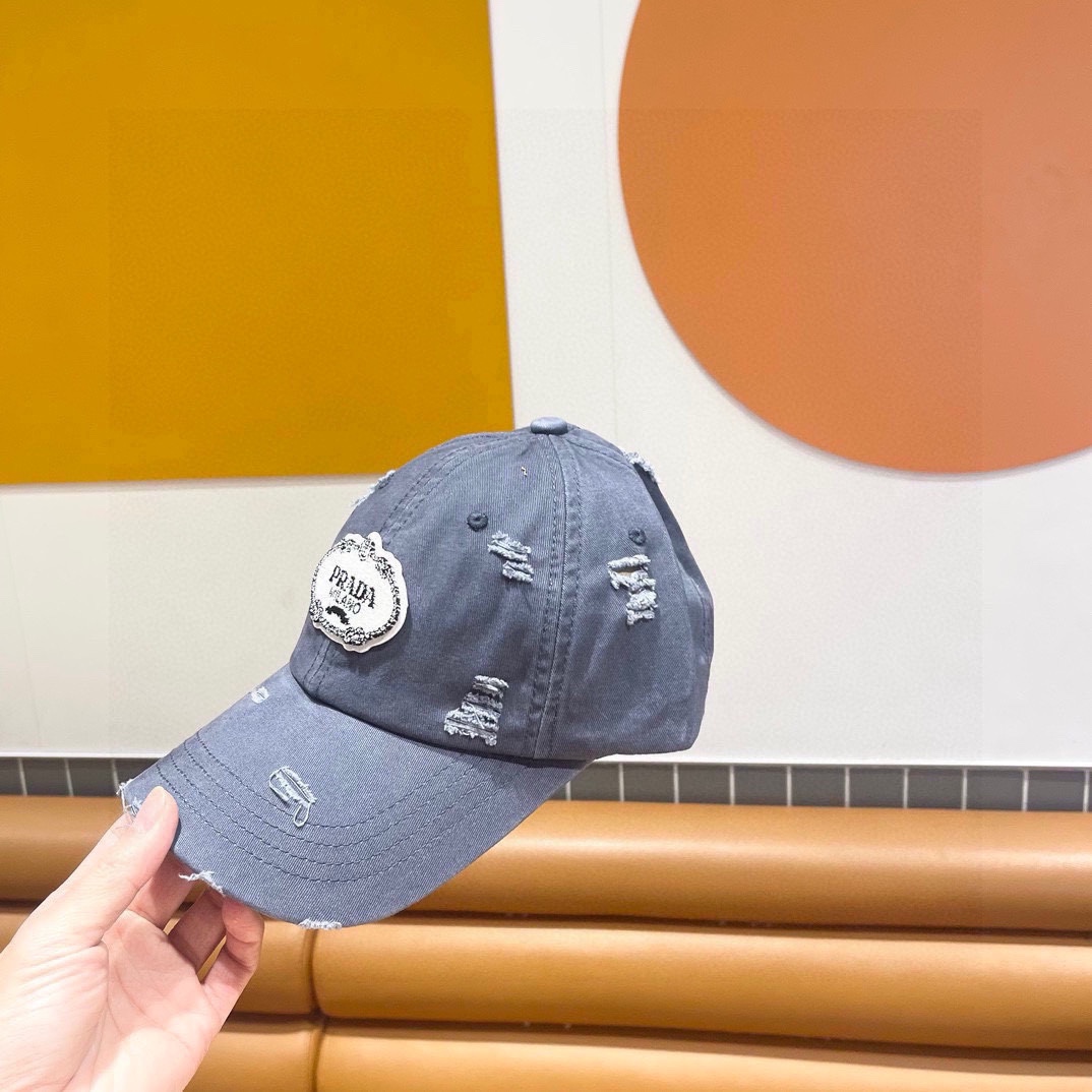  普拉达Prada 经典三角标棒球帽🧢万能必留款 戴一万年都好看 日常刚需 颜色完美 帽型正点 简直谁戴