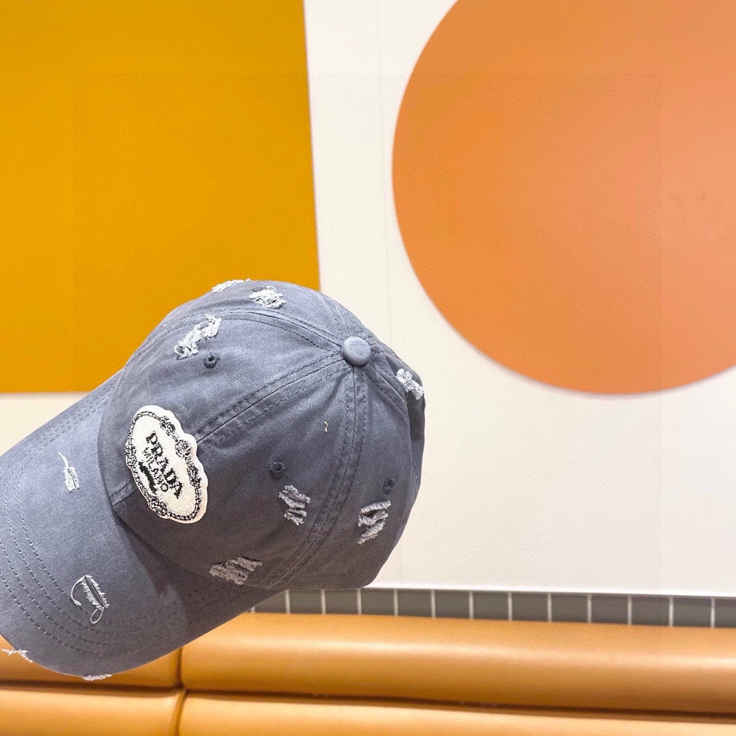  普拉达Prada 经典三角标棒球帽🧢万能必留款 戴一万年都好看 日常刚需 颜色完美 帽型正点 简直谁戴