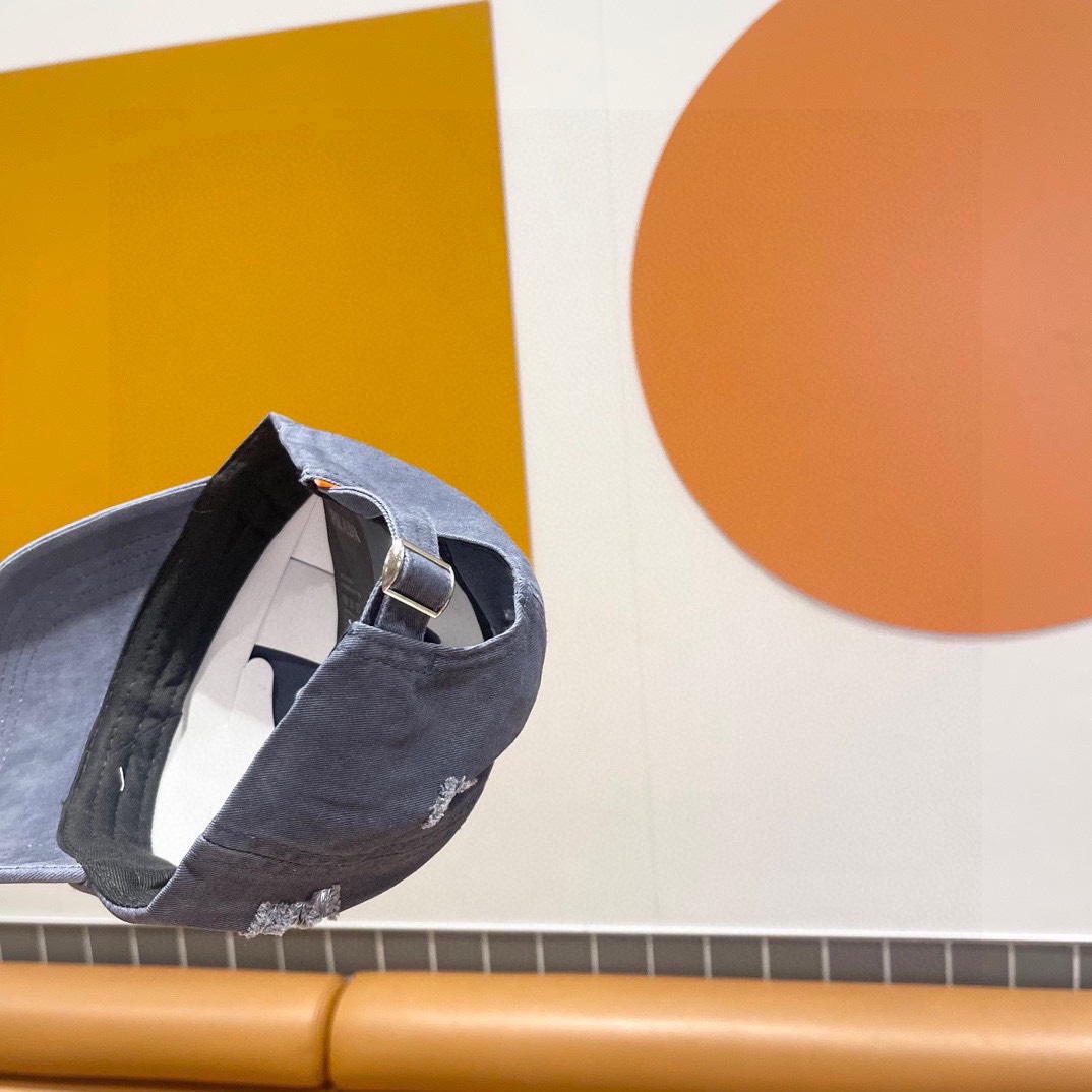  普拉达Prada 经典三角标棒球帽🧢万能必留款 戴一万年都好看 日常刚需 颜色完美 帽型正点 简直谁戴