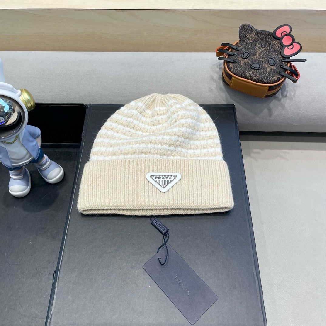 NO:689955,Prada Prada knitted beanie!  70% wool + 30% rabbit fur is Miss Sister’s winter favorite~it looks good with any outfit!  A piece that reduces your age and looks cute at the same time. Get it as soon as you want ~ hats, bucket hats, baseball caps, knitted hats, hats, prada, prada, espadrilles, hats19860909Prada普拉达针织毛线帽！百分之70羊毛+百分之三十兔毛小姐姐的冬日最爱～随便搭配什么衣服都好看！又减龄又显可爱的一款随心百快快入手～帽子渔夫帽棒球帽针织帽,帽子,prada,prada,espadrilles,hats,hat