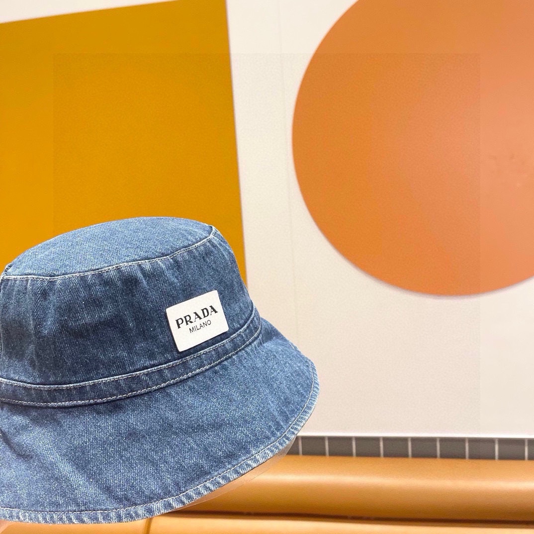 Pr@da 普拉达牛仔布三角渔夫帽
洗水牛仔色，秀场同款，面料柔软舒适
百搭休闲款，闭眼入！