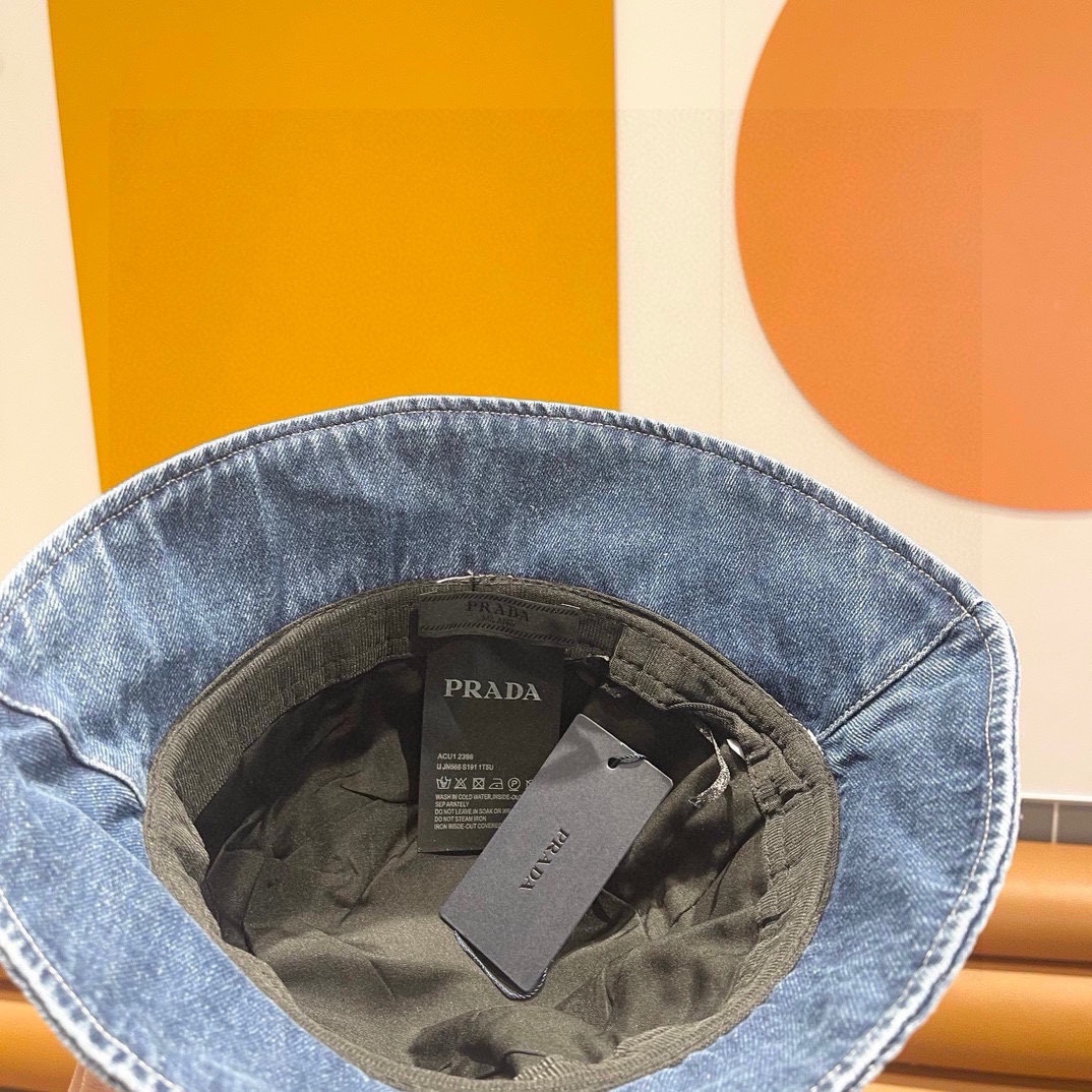  Pr@da 普拉达牛仔布三角渔夫帽
洗水牛仔色，秀场同款，面料柔软舒适
百搭休闲款，闭眼入！