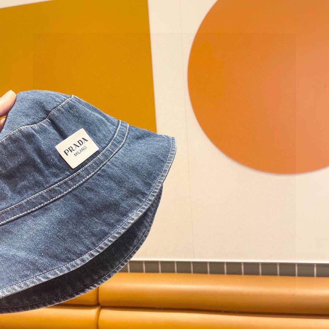  Pr@da 普拉达牛仔布三角渔夫帽
洗水牛仔色，秀场同款，面料柔软舒适
百搭休闲款，闭眼入！