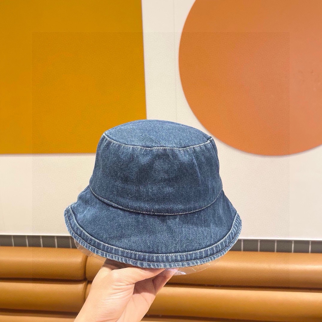  Pr@da 普拉达牛仔布三角渔夫帽
洗水牛仔色，秀场同款，面料柔软舒适
百搭休闲款，闭眼入！