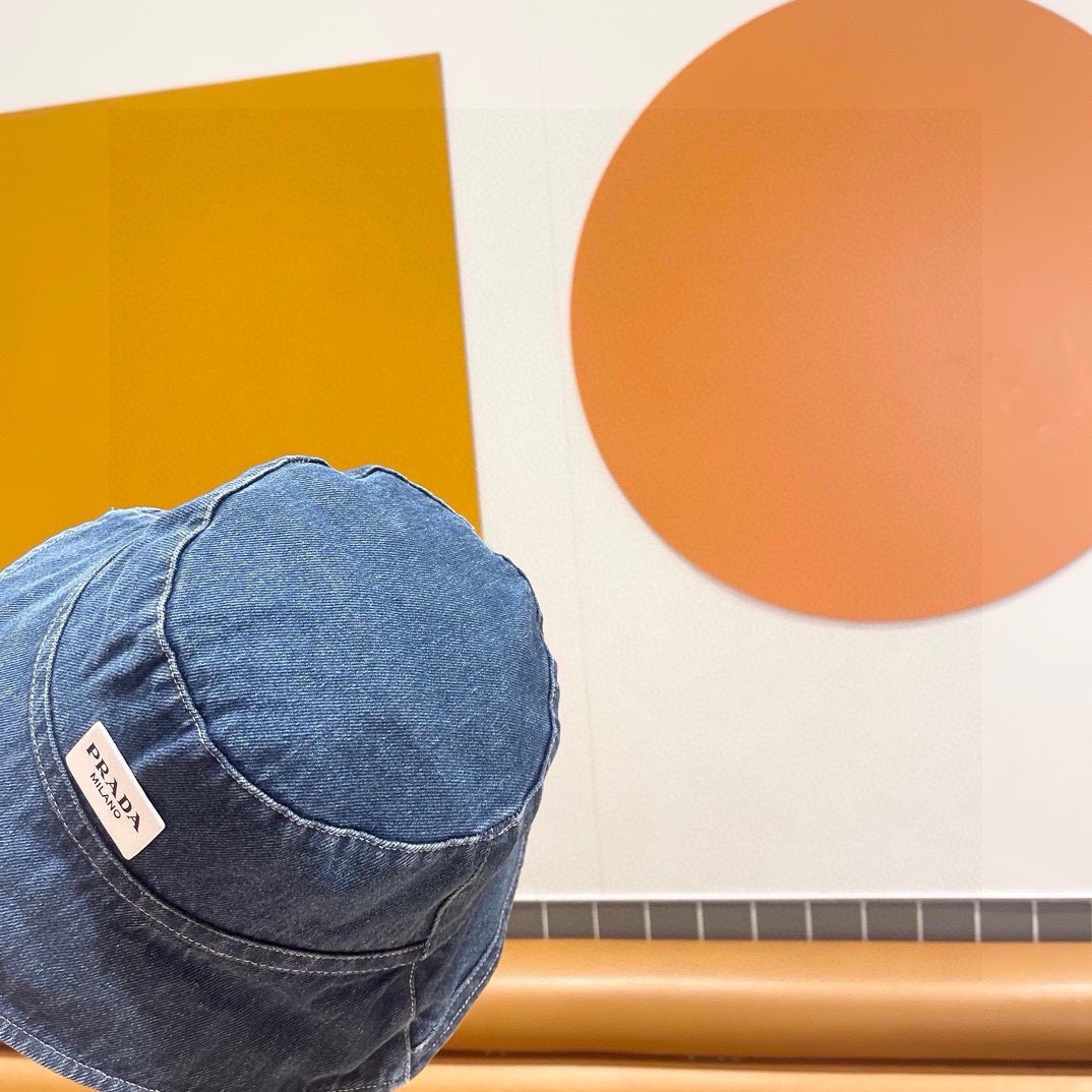  Pr@da 普拉达牛仔布三角渔夫帽
洗水牛仔色，秀场同款，面料柔软舒适
百搭休闲款，闭眼入！