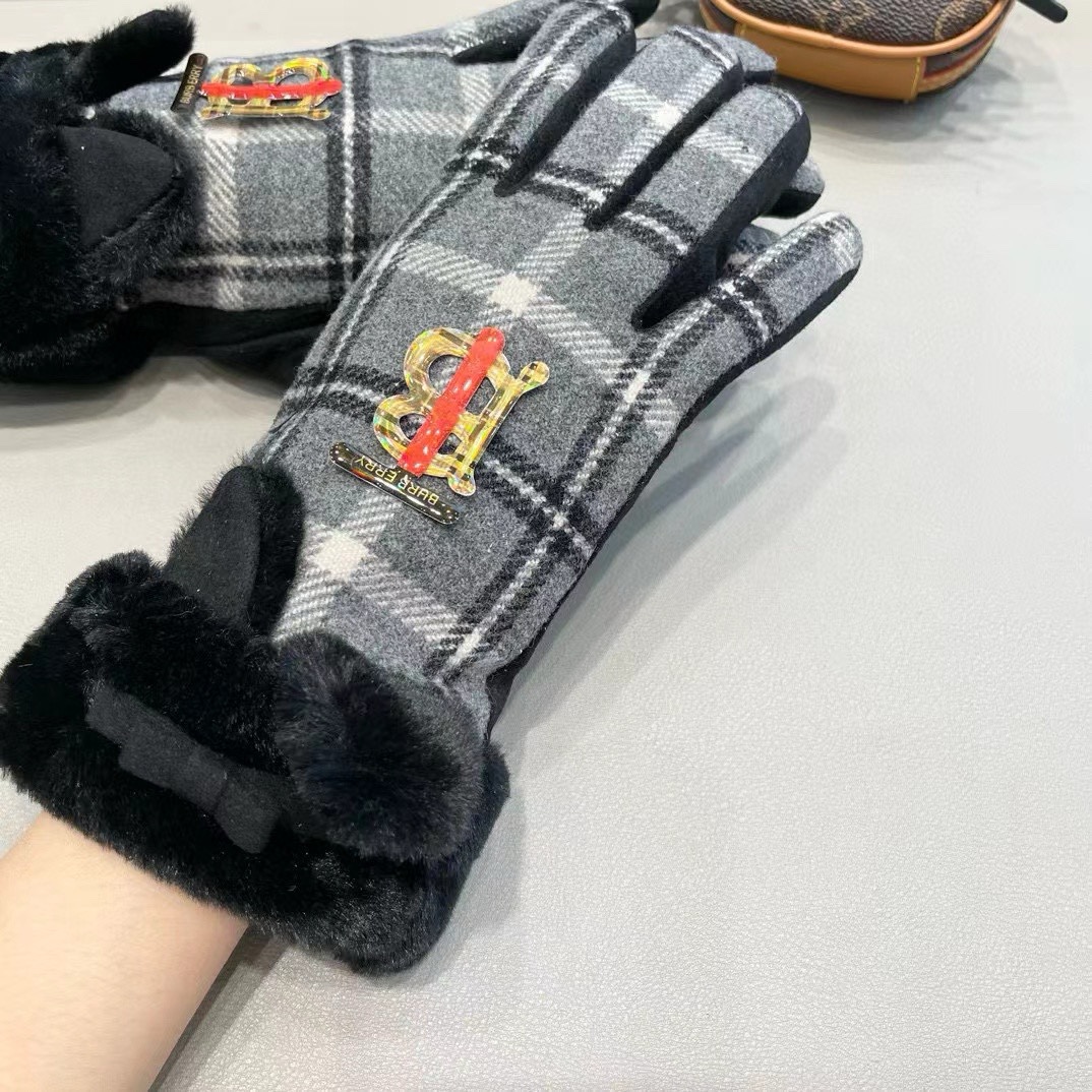 巴宝莉BURBERRY 专柜新品羊毛手套，时尚手套，秋冬保暖加绒内里，经典格子，上手超舒适柔软、百搭！均