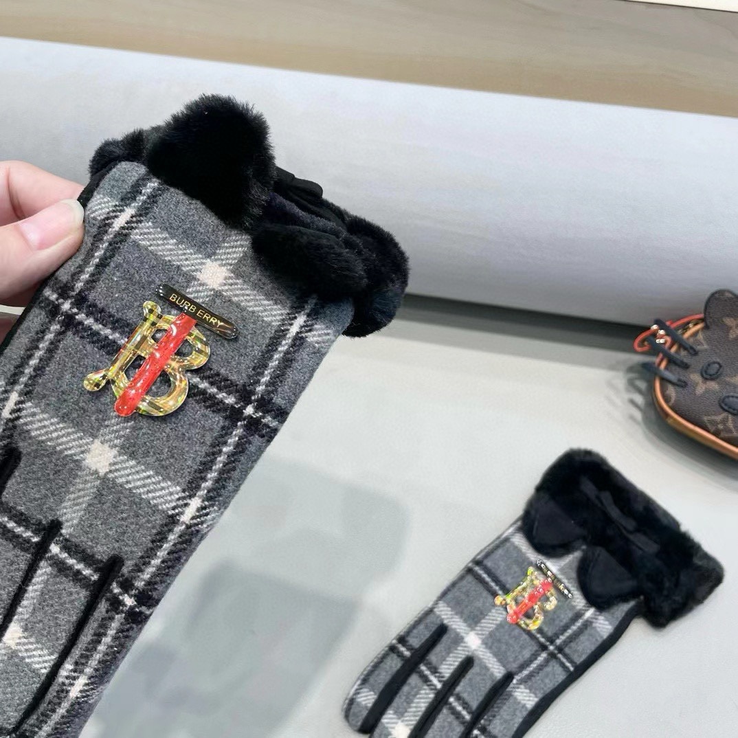 巴宝莉BURBERRY 专柜新品羊毛手套，时尚手套，秋冬保暖加绒内里，经典格子，上手超舒适柔软、百搭！均