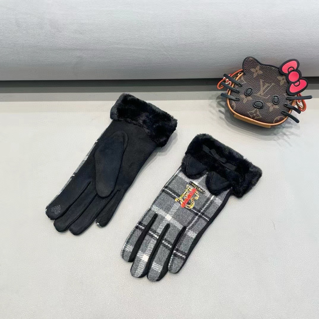 巴宝莉BURBERRY 专柜新品羊毛手套，时尚手套，秋冬保暖加绒内里，经典格子，上手超舒适柔软、百搭！均