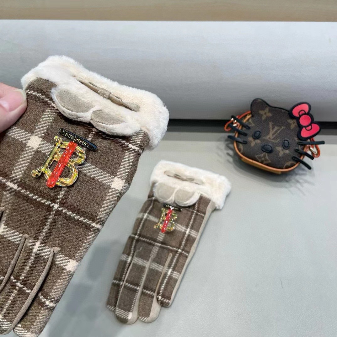 巴宝莉BURBERRY 专柜新品羊毛手套，时尚手套，秋冬保暖加绒内里，经典格子，上手超舒适柔软、百搭！均