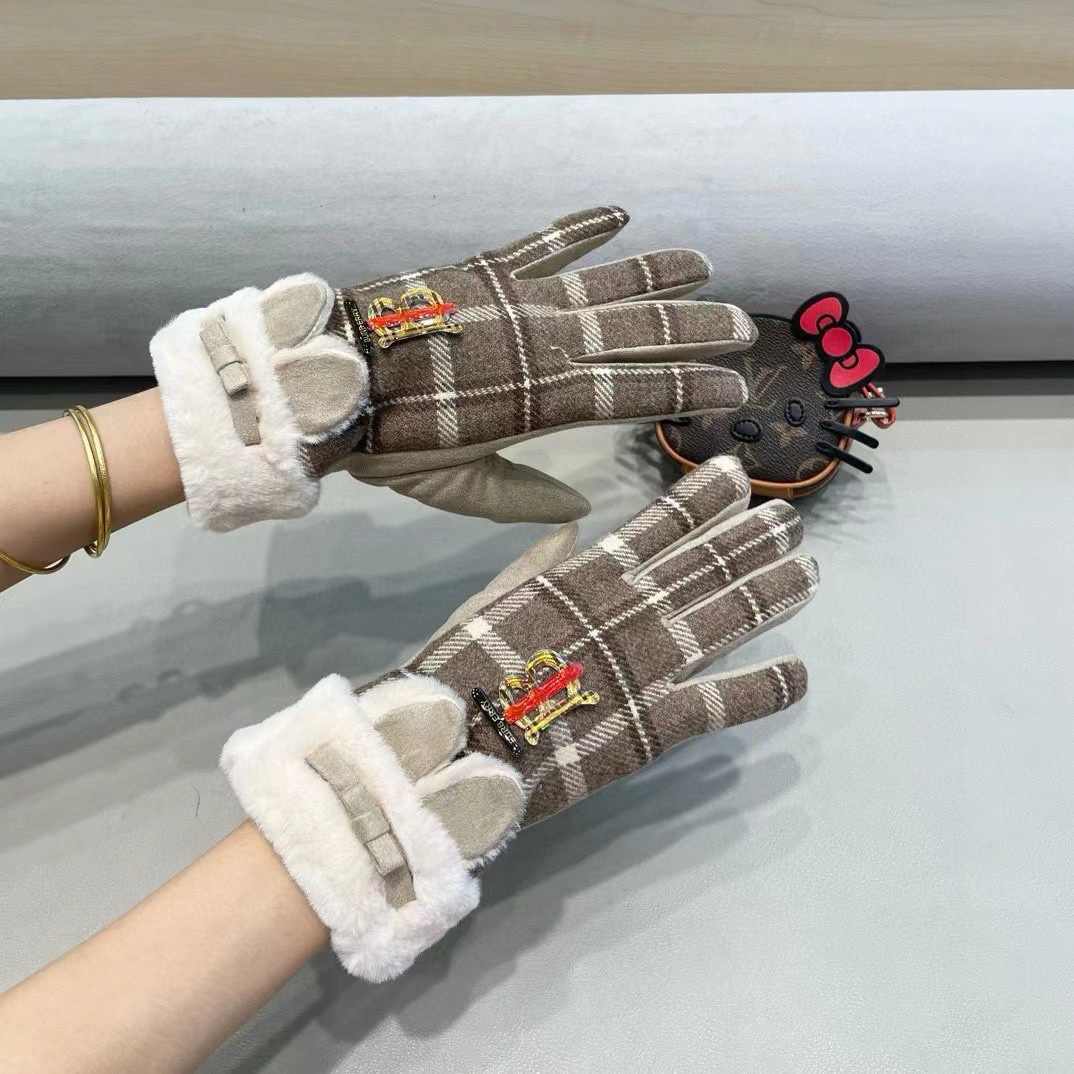 巴宝莉BURBERRY 专柜新品羊毛手套，时尚手套，秋冬保暖加绒内里，经典格子，上手超舒适柔软、百搭！均