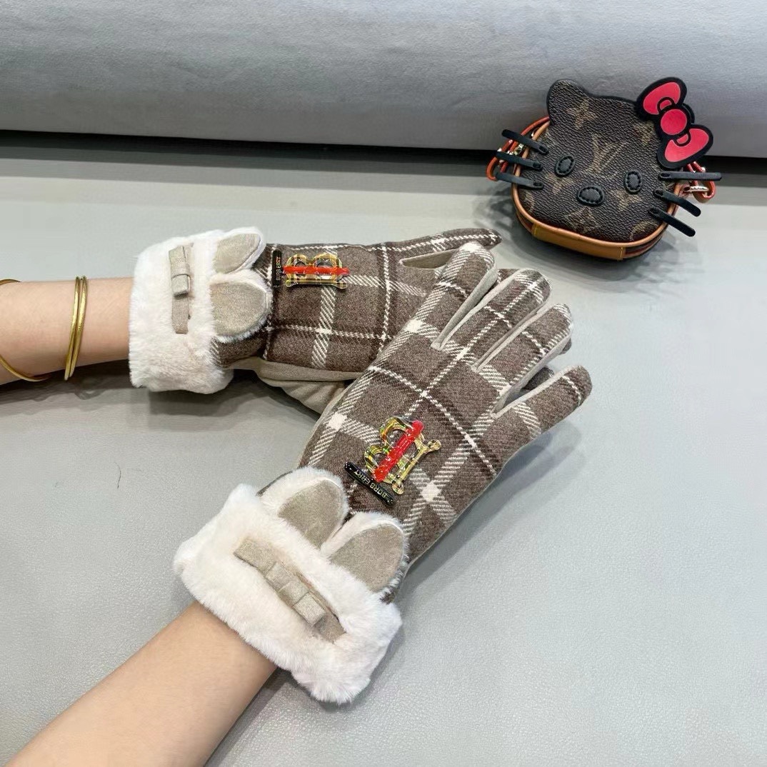 巴宝莉BURBERRY 专柜新品羊毛手套，时尚手套，秋冬保暖加绒内里，经典格子，上手超舒适柔软、百搭！均