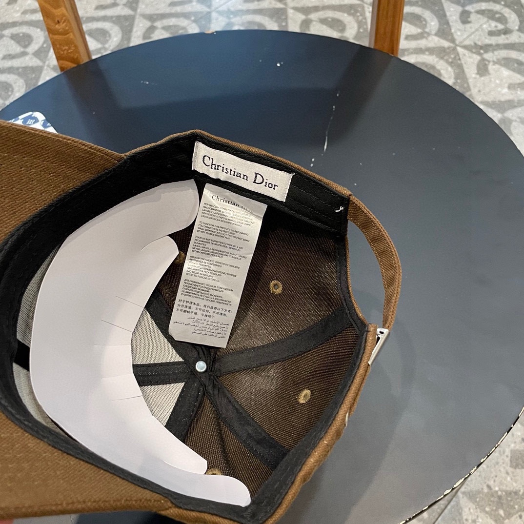  DIOR迪奥 👒，DIOR官网同步新款发布 D家棒球帽，整个帽子质感超级好，上头效果很nice，萝莉御