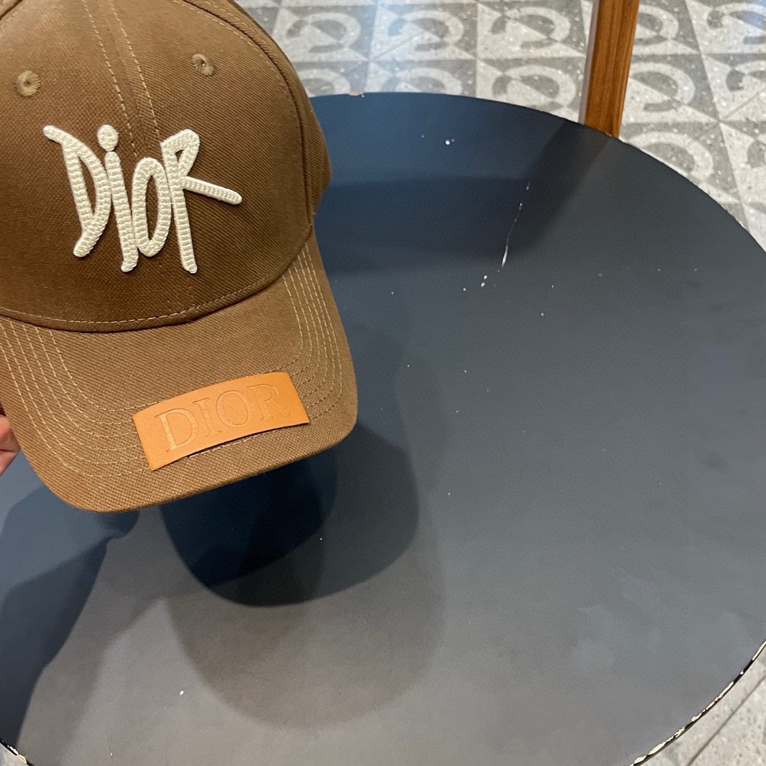  DIOR迪奥 👒，DIOR官网同步新款发布 D家棒球帽，整个帽子质感超级好，上头效果很nice，萝莉御