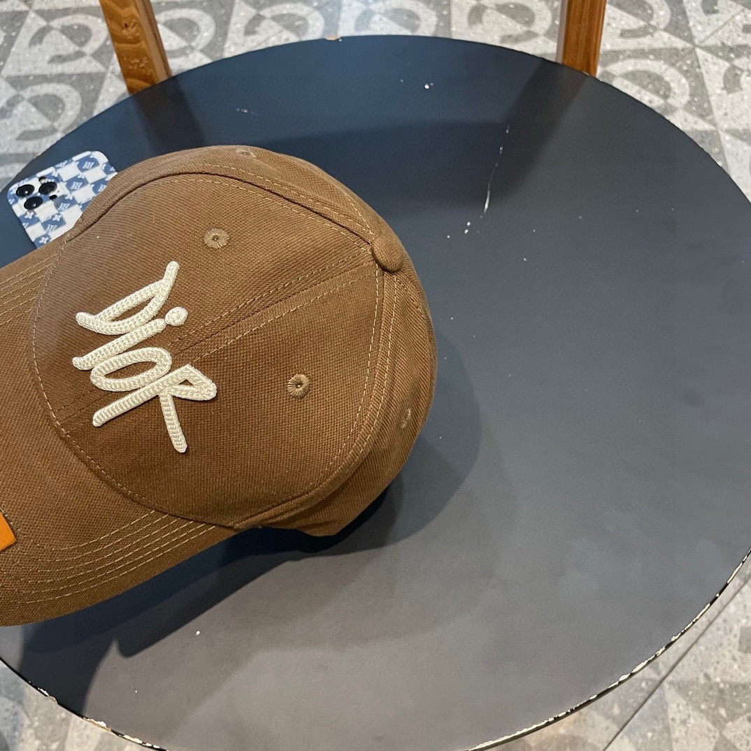  DIOR迪奥 👒，DIOR官网同步新款发布 D家棒球帽，整个帽子质感超级好，上头效果很nice，萝莉御