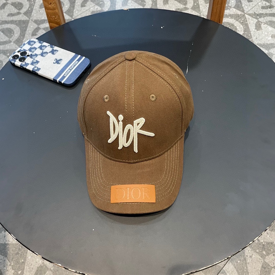  DIOR迪奥 👒，DIOR官网同步新款发布 D家棒球帽，整个帽子质感超级好，上头效果很nice，萝莉御
