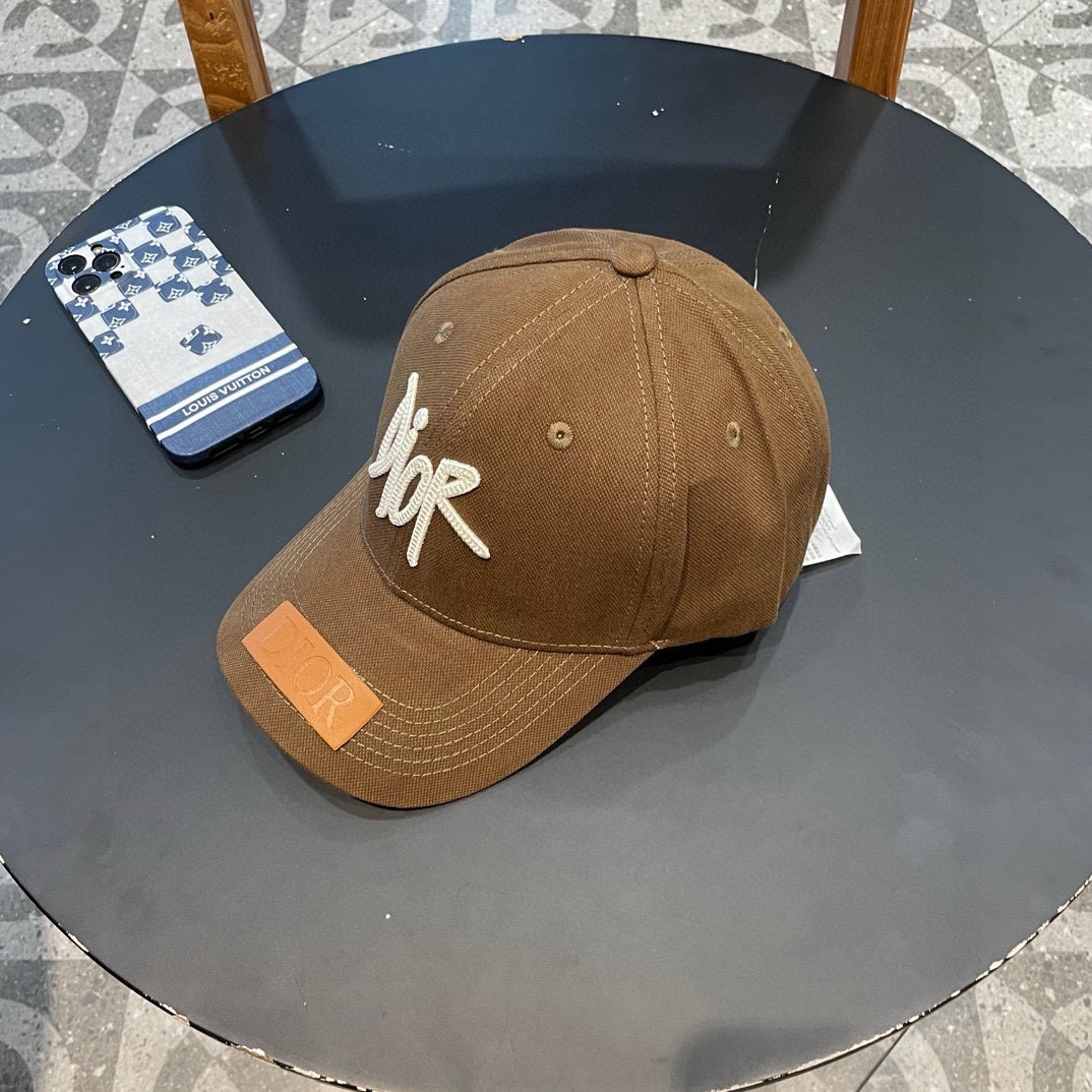  DIOR迪奥 👒，DIOR官网同步新款发布 D家棒球帽，整个帽子质感超级好，上头效果很nice，萝莉御