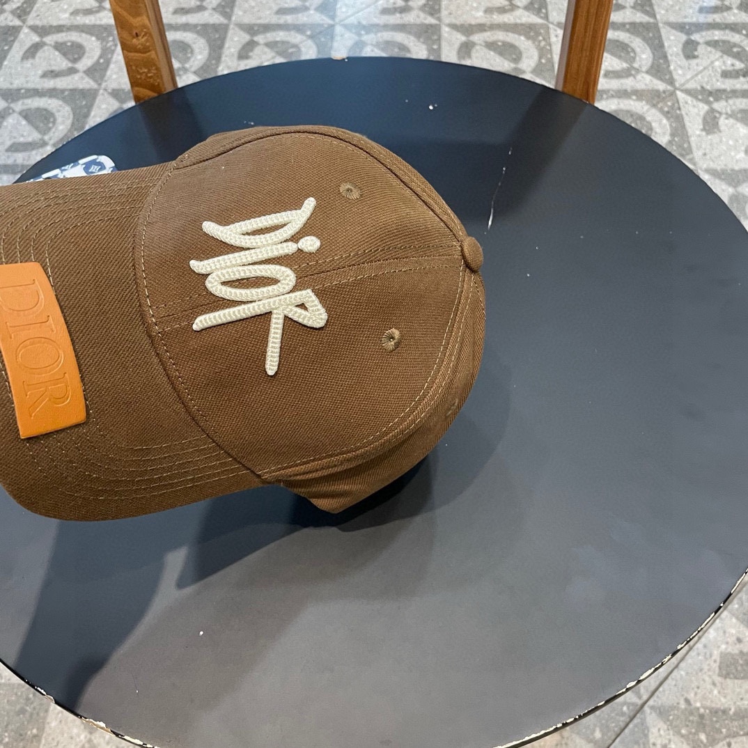  DIOR迪奥 👒，DIOR官网同步新款发布 D家棒球帽，整个帽子质感超级好，上头效果很nice，萝莉御
