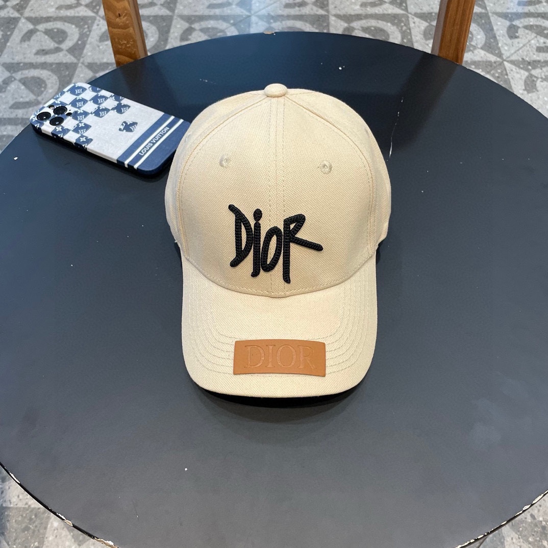  DIOR迪奥 👒，DIOR官网同步新款发布 D家棒球帽，整个帽子质感超级好，上头效果很nice，萝莉御