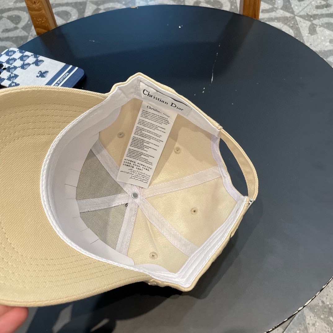  DIOR迪奥 👒，DIOR官网同步新款发布 D家棒球帽，整个帽子质感超级好，上头效果很nice，萝莉御