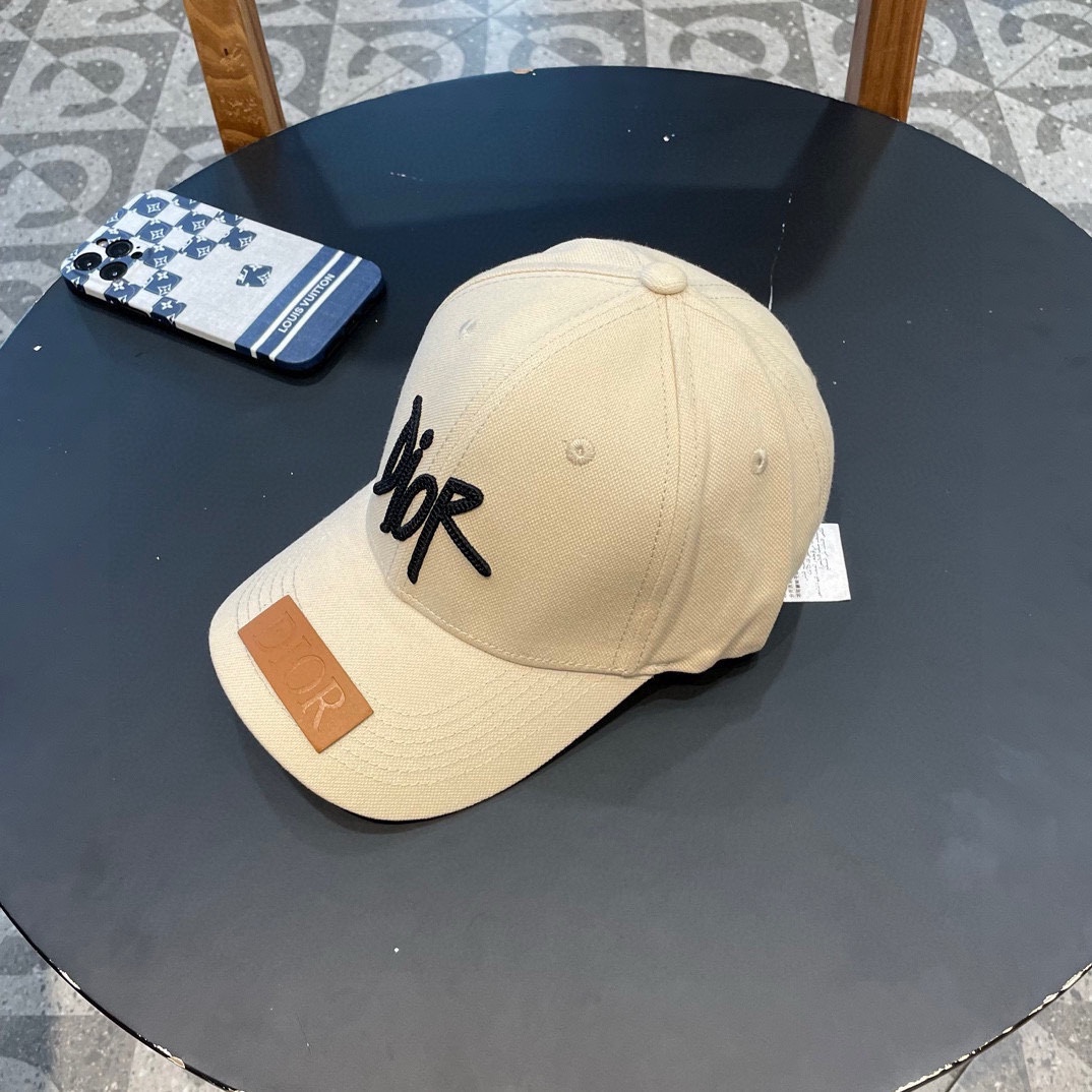  DIOR迪奥 👒，DIOR官网同步新款发布 D家棒球帽，整个帽子质感超级好，上头效果很nice，萝莉御