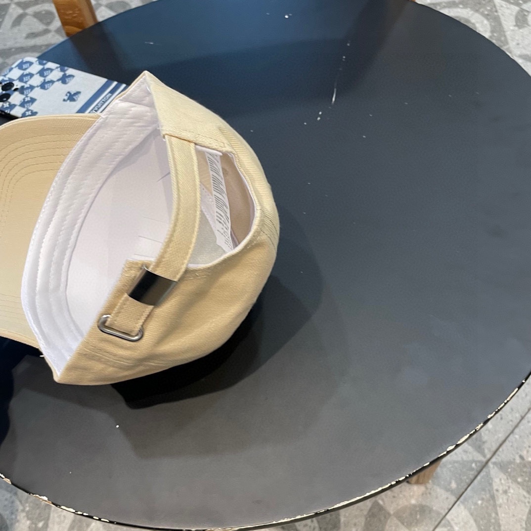  DIOR迪奥 👒，DIOR官网同步新款发布 D家棒球帽，整个帽子质感超级好，上头效果很nice，萝莉御