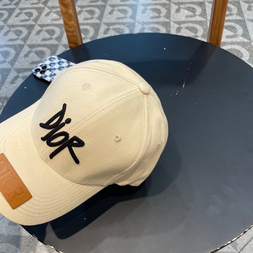  DIOR迪奥 👒，DIOR官网同步新款发布 D家棒球帽，整个帽子质感超级好，上头效果很nice，萝莉御